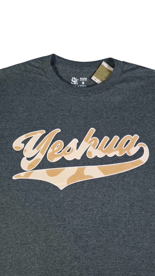 Yeshua letra camuflada café